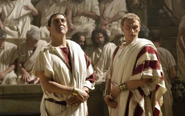 Двое мужчин в классических римских тонгах