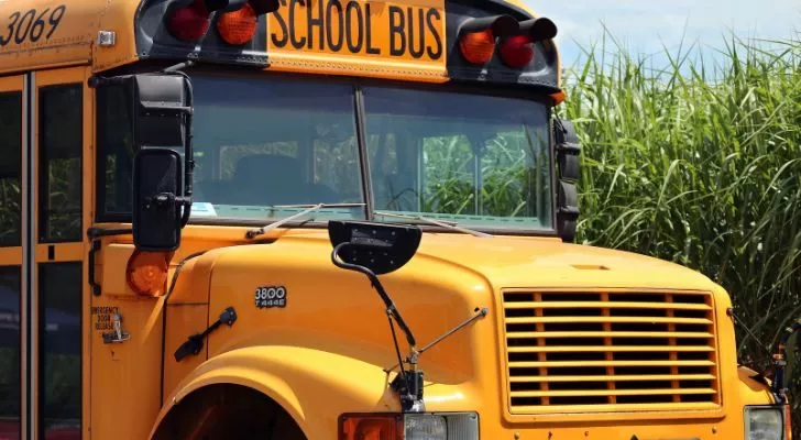 Крупный план ярко-желтого школьного автобуса