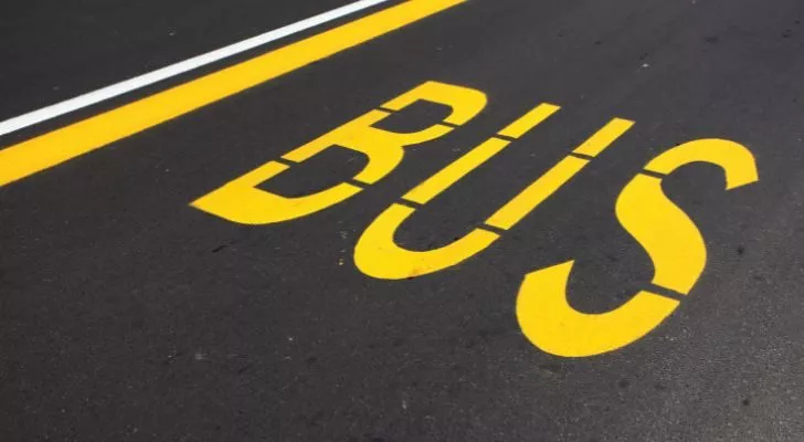 Слово 'автобус' на асфальте автобусной полосы