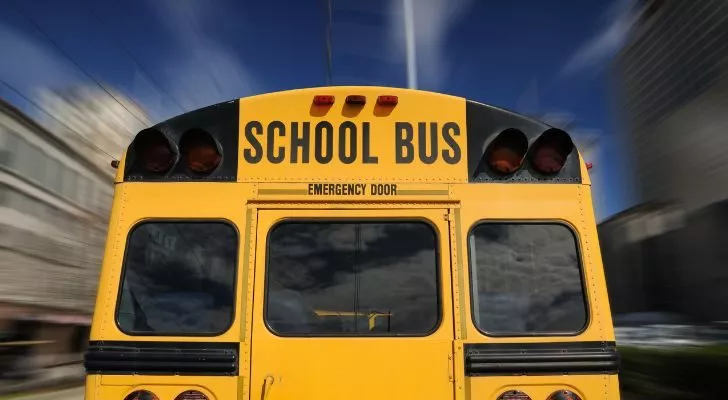 Вид сзади на школьный автобус