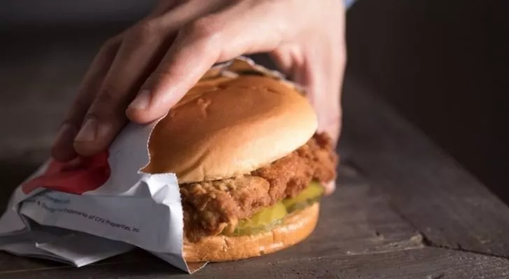 Компания Chick-fil-a изобрела печально известный сэндвич с курицей