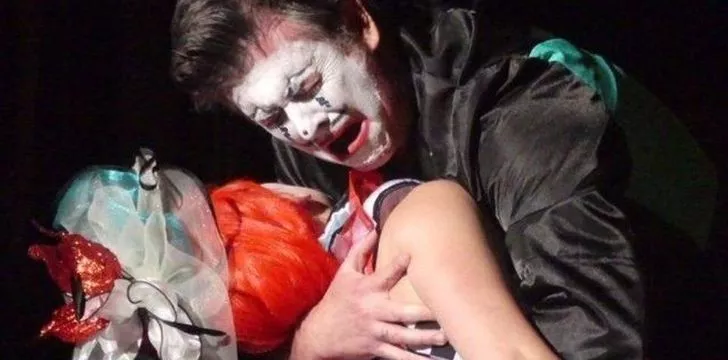 Клоун, держащий на руках женщину в опере 'Паяцы'
