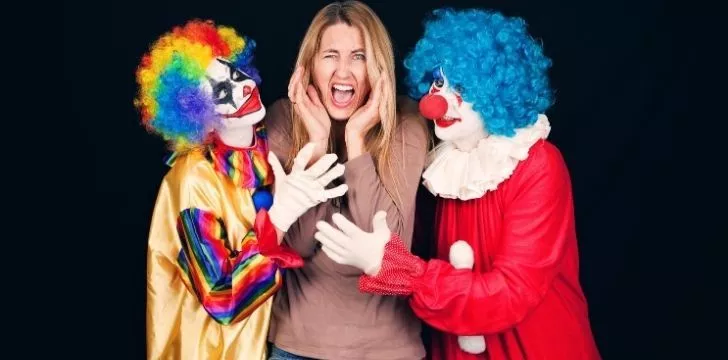 Фотография женщины, напуганной клоунами