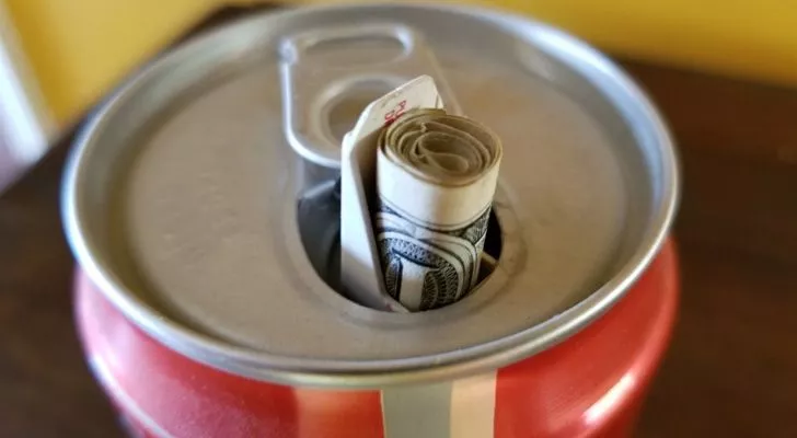 Кока-Кола провела кампанию, в рамках которой наполняла свои банки отвратительными отварами