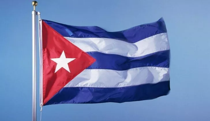 Кубинский флаг, развевающийся на шесте
