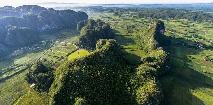 Зеленый пейзаж Кубы с изображением гор и леса