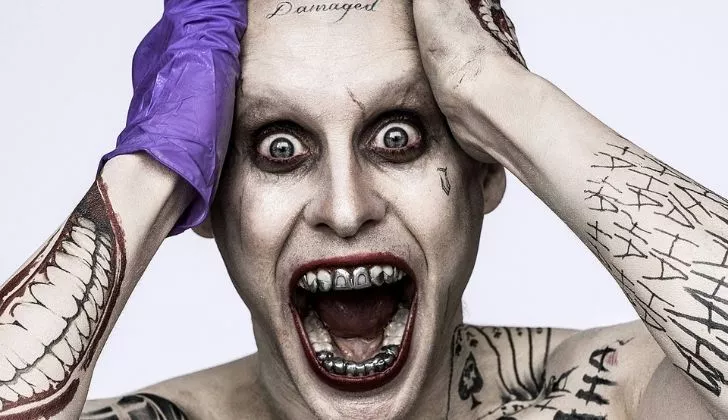 Джокер из 'Отряда самоубийц' с множеством татуировок на зубах