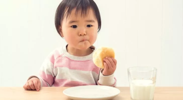 Ребенок ест углеводы
