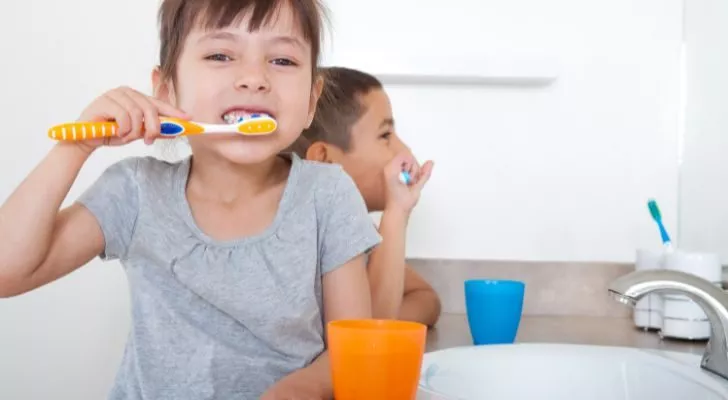 Дети чистят зубы без зубной пасты