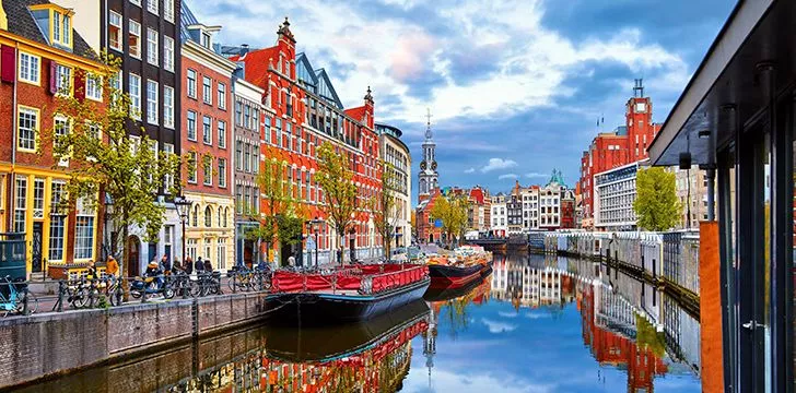 Амстердам - это город, построенный на деревянных столбах