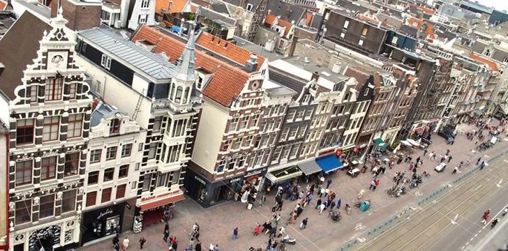 Главная торговая улица Амстердама существует уже более 600 лет!