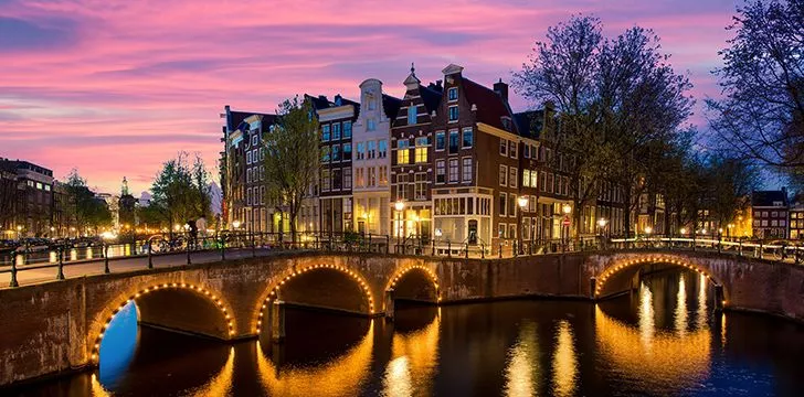 В Амстердаме больше каналов, чем в Венеции, и больше мостов, чем в Париже!