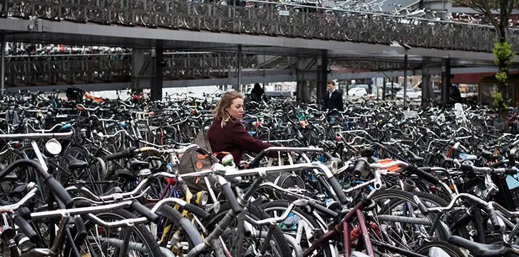 В Амстердаме насчитывается более 1 миллиона велосипедов