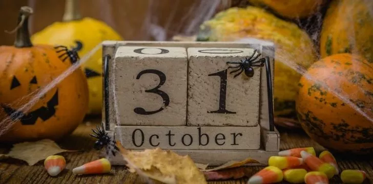 Изображение блоков с датами 31 октября, покрытых паутиной