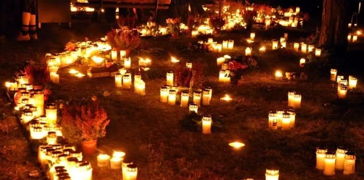 Праздник Селенвохе, на котором можно увидеть множество зажженных свечей