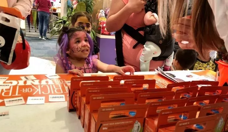 Девочка, которой ЮНИСЕФ подарил коробку с конфетами на Хэллоуин