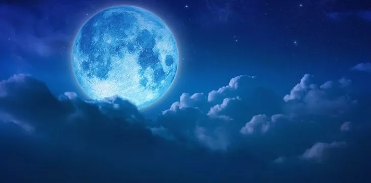 Голубая луна, меняющая цвет всего неба
