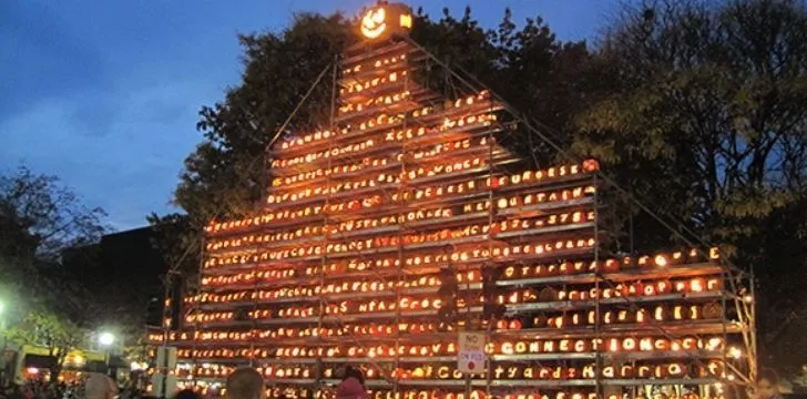 Тысячи зажженных фонарей Джека О' Фонаря