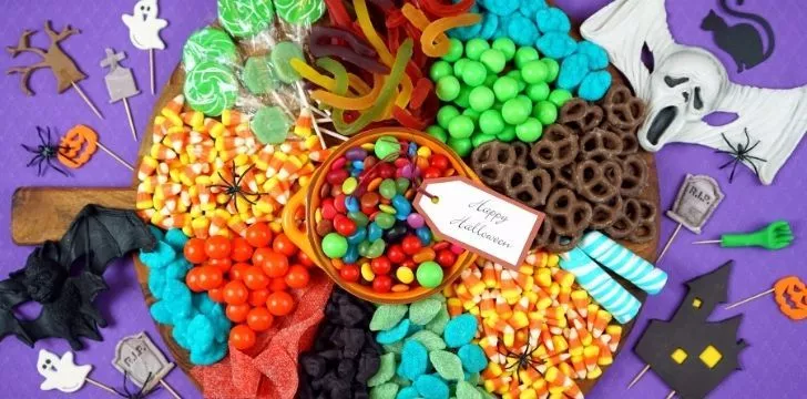 Множество различных конфет на Хэллоуин