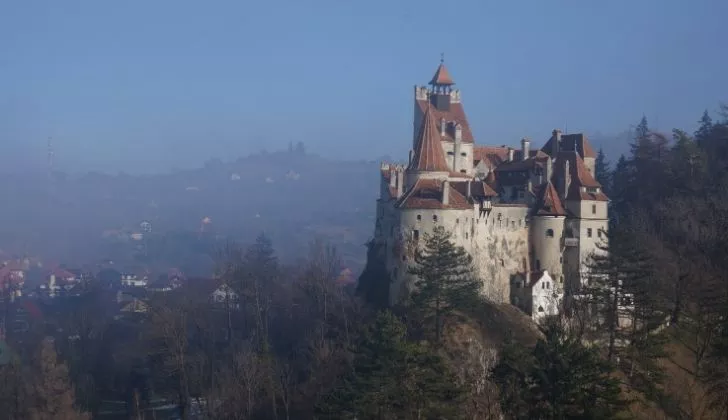 Замок Дракулы, окруженный туманом