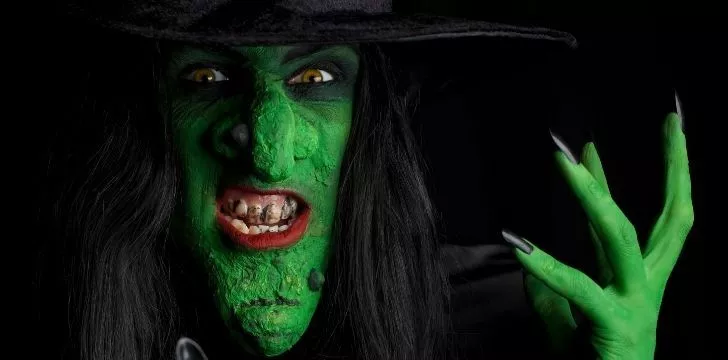 Страшная ведьма с зеленой кожей