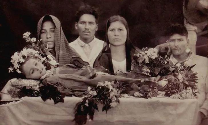 В викторианскую эпоху было принято фотографировать родственников после их смерти
