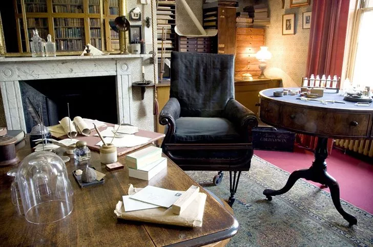 Чарльз Дарвин изобрел свой собственный офисный стул на колесиках