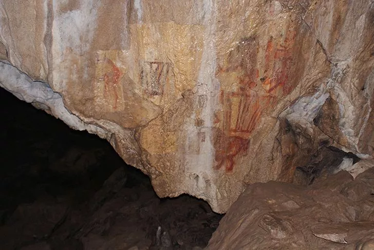 Первые известные произведения искусства датируются примерно 100 000 лет назад