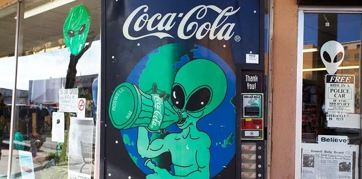 В Розуэлле есть автомат по продаже кока-колы с инопланетной тематикой. #FACT