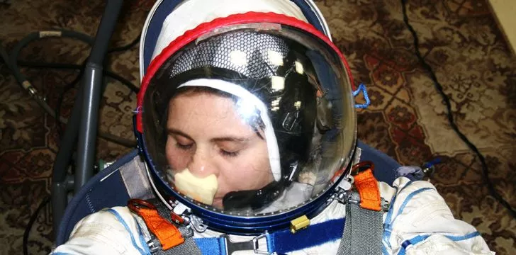 Нашивка-липучка на шлеме астронавта