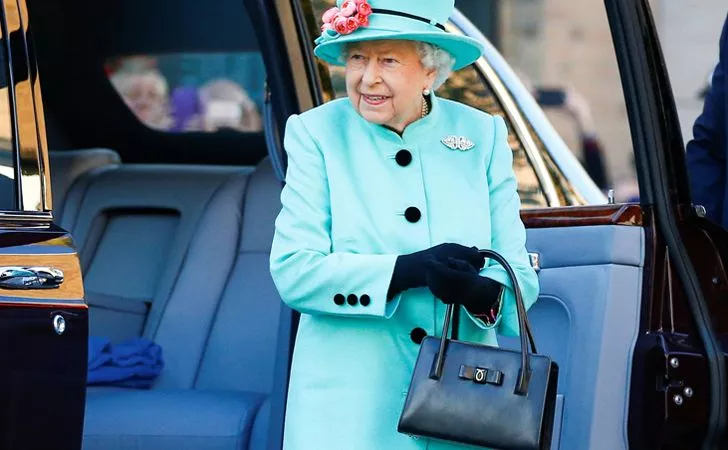 Сумочка британской королевы - это устройство для общения на языке тела
