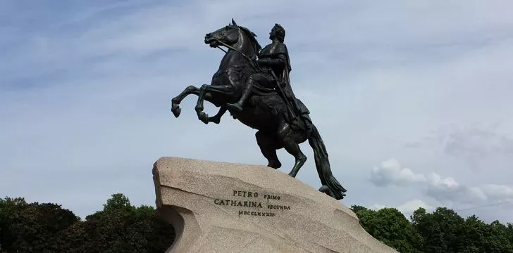 На статуях ноги лошади говорят о том, как умерла статуя
