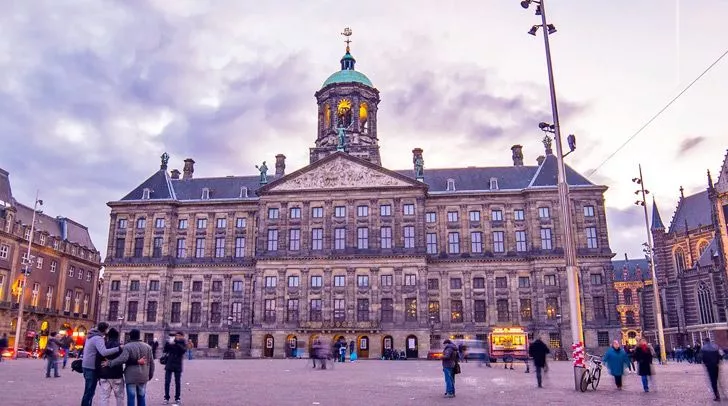 Королевский дворец Амстердама стоит на 13 659 деревянных столбах