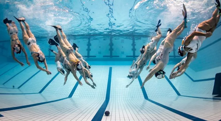 Существует подводная версия регби, что неудивительно'underwater rugby'.