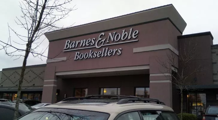 Большой книжный магазин с вывеской над входом, гласящей'Barnes & Noble'