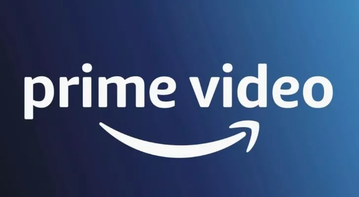 Логотип Amazon Prime Video изображен белым цветом на синем фоне