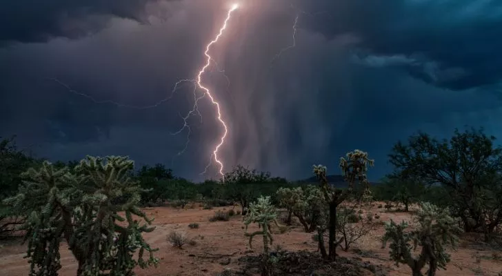 Молния бьет в землю во время муссона в Аризоне