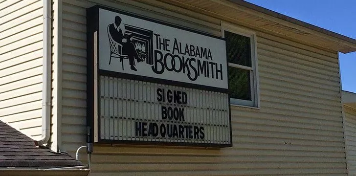 В Алабаме находится единственный в мире книжный магазин, в котором продаются только подписанные экземпляры