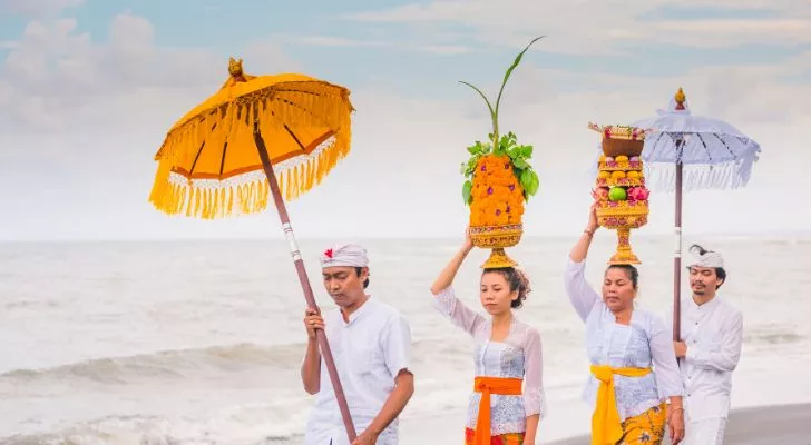 Балийцы на пляже празднуют Ньепи