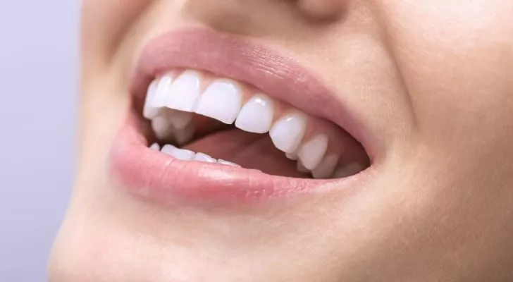 Зубы женщины крупным планом