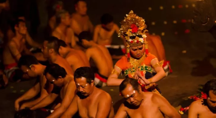 Мужчины готовятся к танцу Кечак на Бали