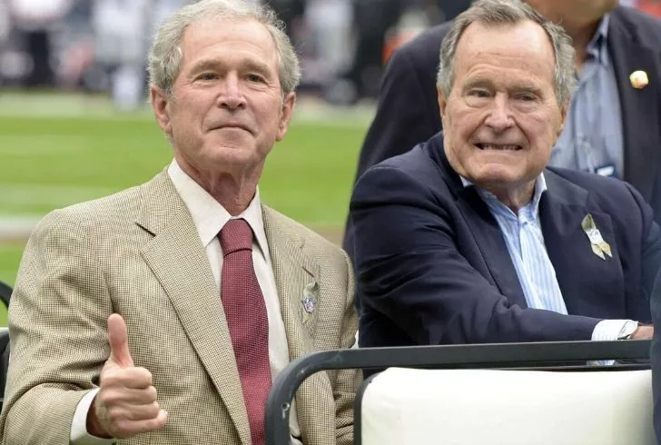Фотография обоих президентов Бушей