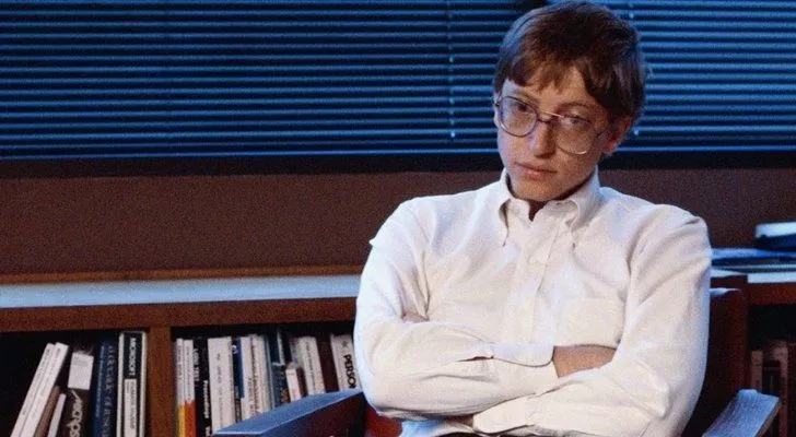 Билл Гейтс в подростковом возрасте со скрещенными руками