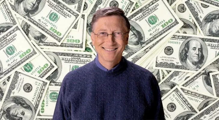 Улыбающийся Билл Гейтс с множеством стодолларовых купюр за спиной