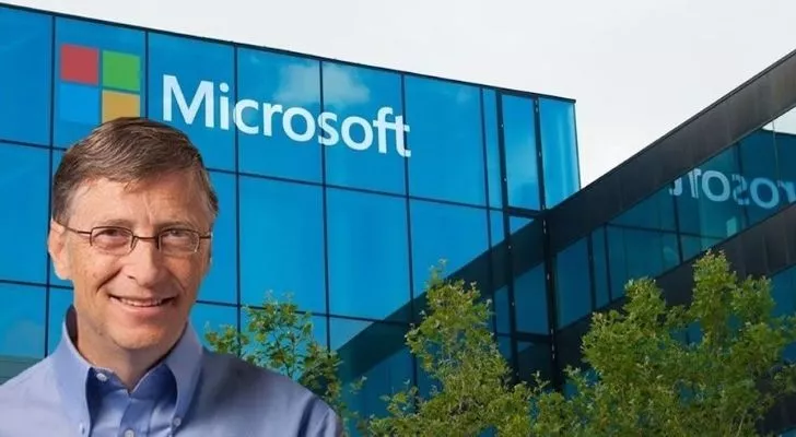 Билл Гейтс перед офисом компании Microsoft
