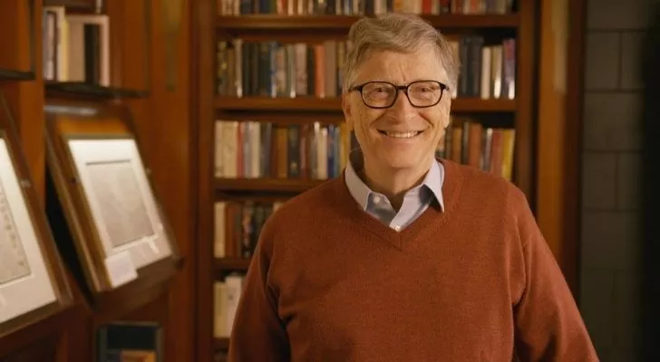Билл Гейтс в своей библиотеке
