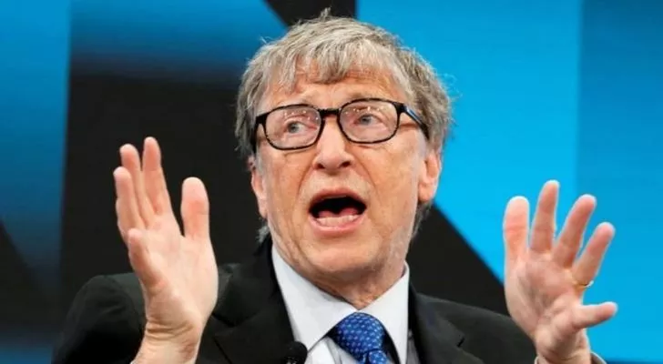 Билл Гейтс с поднятыми руками