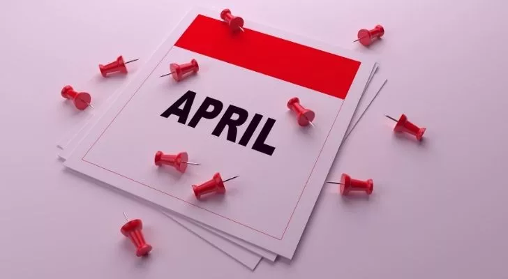 Апрельский календарь с булавками