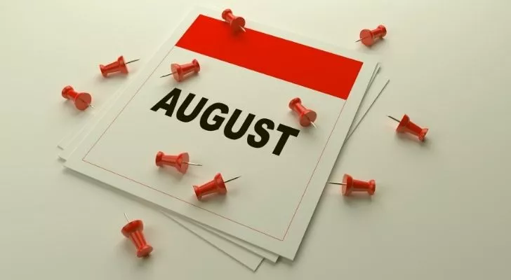 Календарь на август с булавками