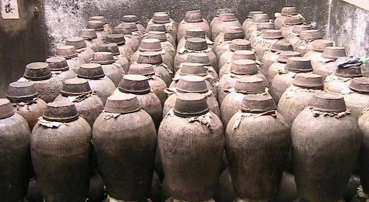 Множество старых горшков, использовавшихся для брожения алкоголя в Китае